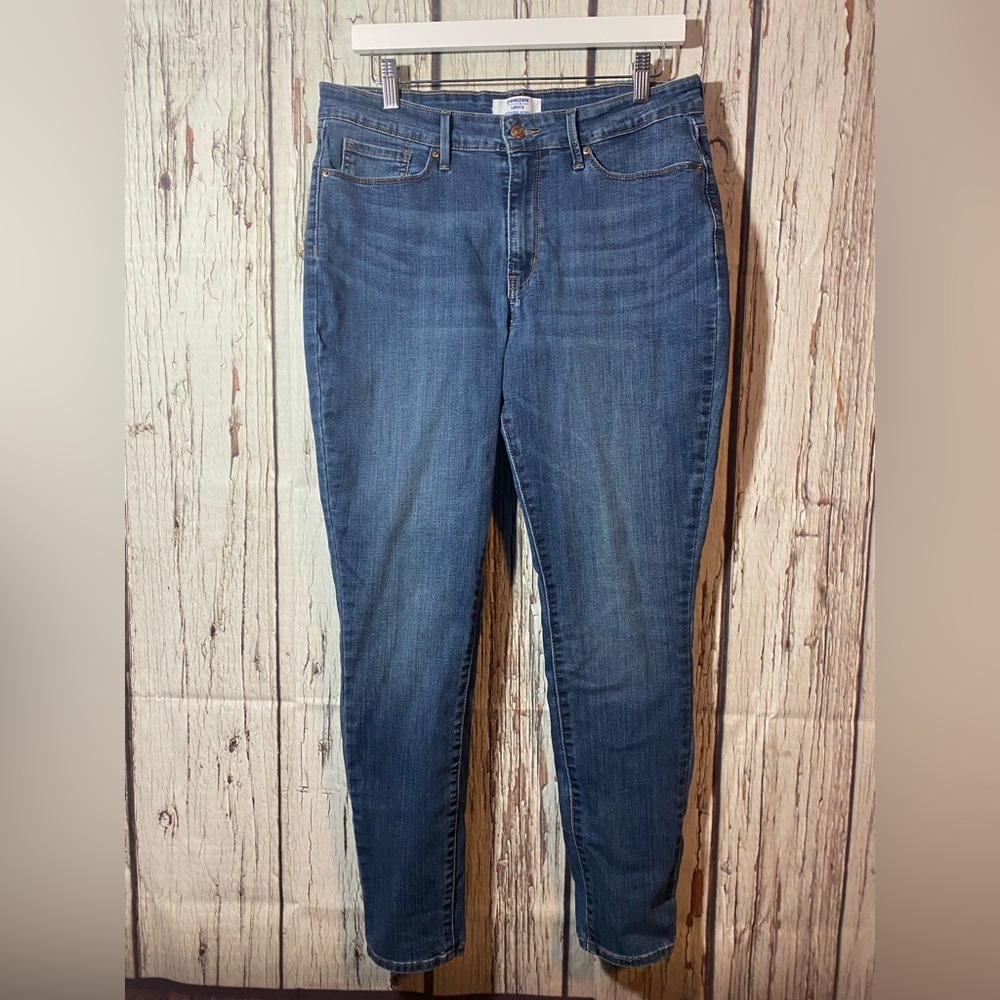 Woman’s Levi’s jeans by Denizen 14